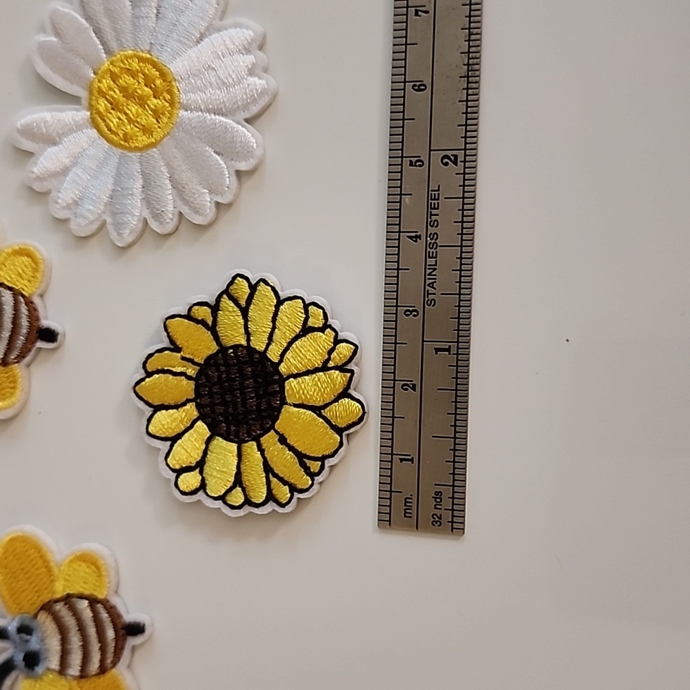 BUNDLE OF 4 DAISY  BUMBLEBEE  IRON ON PATCH - Picture 5 of 5